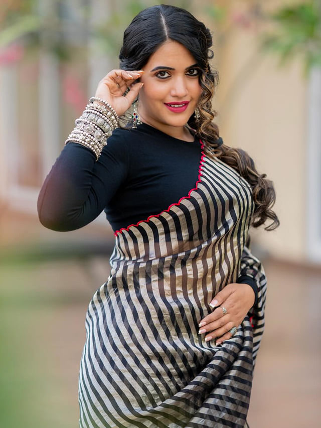 చురకత్తుల చూపులతో చంపేస్తున్న స్రవంతి..  కాటుక కళ్ళతో ప్రాణం తీస్తోందిగా…