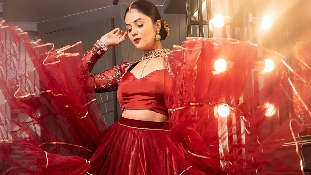 బుల్లితెర బ్యూటీ యాంకర్ శ్రీముఖి గురించి ఎంత చెప్పినా తక్కువే. అందం, అభినయం ఈ అమ్మడు సొంతం. తెలుగు టాప్ యాంకర్లలో ఈ ముద్దుగుమ్మ ఒకరిగా కొనసాగుతుంది. వరసగా షోలు రన్ చేస్తూ ఫుల్ బిజీగా గడిపేస్తుంది.