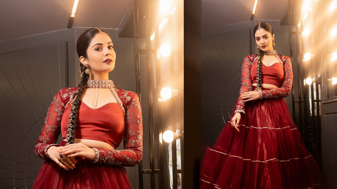 అందా చిన్నది యాంకర్ శ్రీముఖి గురించి ఎంత చెప్పినా తక్కువే. తాజాగా ఈ బ్యూటీ యువరాణి గెటప్‌లో అందంగా తయారై, తన అంద చందాలతో అందరి మనసు దోచేస్తుంది. ప్రస్తుతం దీనికి సంబంధించిన ఫొటోస్ నెట్టింట తెగ వైరల్ అవుతున్నాయి.