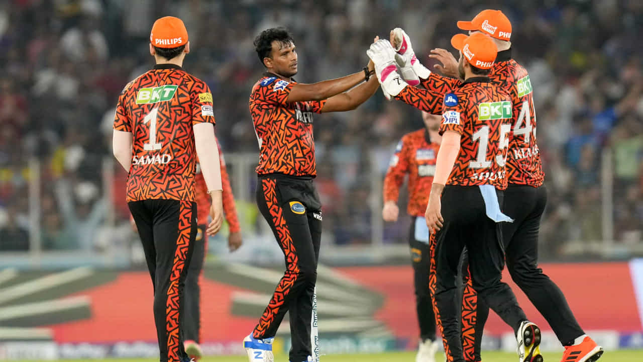 గత IPL సీజన్‌లో సన్‌రైజర్స్ హైదరాబాద్ ప్లేఆఫ్‌లకు చేరలేకపోవడానికి ప్రధాన కారణం కొందరు ప్రముఖ ప్లేయర్స్ నిరాశజనక ప్రదర్శన అని తెలుస్తోంది. ముఖ్యంగా ముగ్గురు ఆటగాళ్లపై వేటు వేసేందుకు SRH నిర్ణయించుకున్నట్లు సమాచారం. 