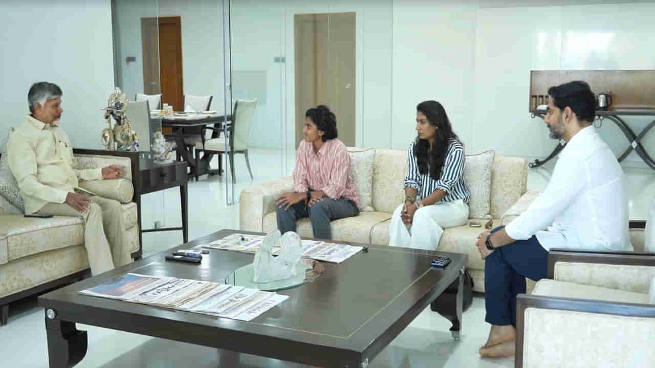 Sri Charani: సీఎం చంద్రబాబును కలిసిన ఛాంపియన్ ప్లేయర్.. కడప ముద్దుబిడ్డపై ప్రశంసల వర్షం