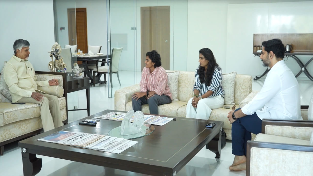 Sri Charani: సీఎం చంద్రబాబును కలిసిన ఛాంపియన్ ప్లేయర్.. కడప ముద్దుబిడ్డపై ప్రశంసల వర్షం