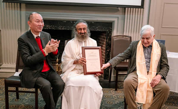 Sri Sri Ravi Shankar: గురుదేవ్ శ్రీశ్రీ రవిశంకర్కు వరల్డ్ లీడర్ ఫర్ పీస్ అండ్ సెక్యూరిటీ అవార్డు
