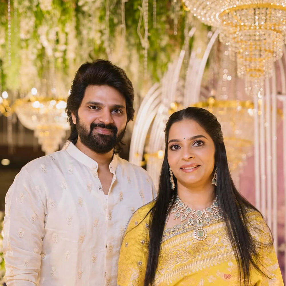 ఆ తర్వాత ఓం భూమ్ బుష్ సినిమాతో మరో హిట్టు అందుకున్నాడు. ప్రస్తుతం చేతినిండా సినిమాలతో ఫుల్ బిజీగా ఉన్నాడు. కామెడీ ఫ్యామిలీ ఎంటర్టైన్మెంట్ సినిమాలతో ప్రేక్షకులను అలరిస్తున్నాడు. తాజాగా శ్రీవిష్ణు ఫ్యామిలీ ఫోటోస్ వైరలవుతున్నాయి.