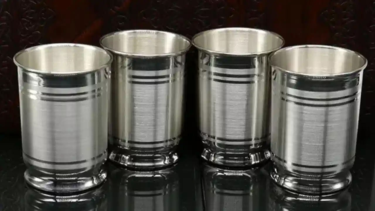 వాస్తు శాస్త్రం ప్రకారం, స్టీ్ల్ గ్లాస్లో నీళ్లు తాగడం అస్సలే మంచిది కాదంట. ఇది గ్రహాలను ప్రభావితం చేస్తుంది. ముఖ్యంగా ఇలా టీ గ్లాస్లో నీళ్లు తాగడం వలన అనారోగ్య సమస్యలు, ఆర్థిక సమస్యలు తలెత్తే ఛాన్స్ ఉందని చెబుతున్నారు నిపుణులు. ఇక ఎవరైతే ఎక్కువగా స్టీల్ గ్లాస్లో నీళ్లు తాగుతారో, వారి జాతకంలో రాహువు గ్రహం చాలా బలహీనంగా మారి, అనారోగ్య సమస్యలు, జీవితంలో గందరగోళం ఏర్పడే ఛాన్స్ ఉన్నదంట.