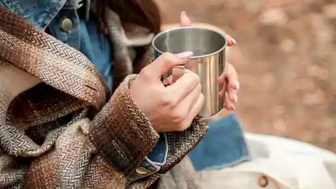 అదే విధంగా స్టీల్ గ్లాస్లో ఎవరైతే నీళ్లు తాగుతారో వారు ఎక్కువా ఆర్థిక సమస్యలు ఎదుర్కోవాల్సి వస్తుందంట. సమయానికి డబ్బు చేతికి అందకపోవడం, ఖర్చులు అధికం అవ్వడం వంటి ఇబ్బందులు తలెత్తే ప్రమాదం చాలా ఎక్కువగా ఉంటుందని చెబుతున్నారు వాస్తు శాస్త్ర నిపుణులు.