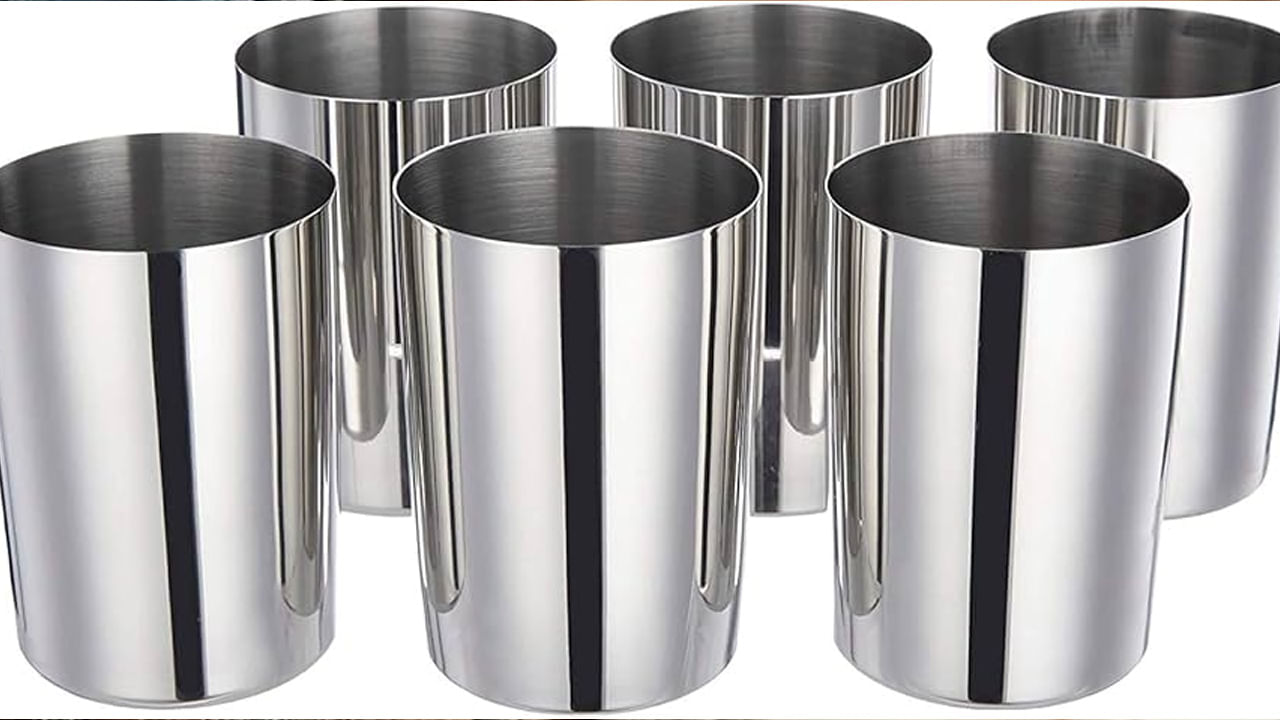 అంతే కాకుండా వాస్తు నిపుణుల ప్రకారం, ఎవరైతే తమ ఇంటిలోపల ఎక్కువగా స్టీల్ గ్లాస్లో నీటిని తాగుతుంటారో వారి జాతకంలో శుక్ర గ్రహం చాలా ప్రభావితం అవుతుందంట. దీని వలన ఇంటిలోని కుటుంబ సభ్యుల మధ్య కలహాలు, బంధాలు విచ్చిన్నం అవ్వడం వంటిది జరుగుతుందంట. అందుకే సీసం గ్లాస్ లేదా రాగి గ్లాస్ లో నీరు తాగడం శ్రేయస్కరం.