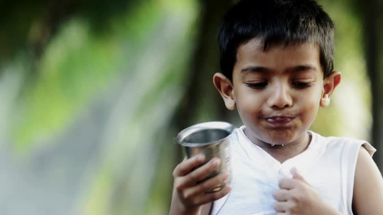 జ్యోతిష్య శాస్త్రంలో వాస్తు శాస్త్రానికి ఉన్న ప్రత్యేక ప్రాముఖ్యత గురించి ఎంత చెప్పినా తక్కువే. అందుకే వాస్తు నిపుణులు తప్పకుండా వాస్తు నియమాలు పాటించాలి. ఎవరైతే వాస్తు నియమాలు ఉల్లంఘిస్తారో వారు అనేక ఇబ్బందులు ఎదుర్కోవాల్సి వస్తుందని చెబుతున్నారు పండితులు, అయితే మం రోజూ నీళ్లు తాగే స్టీల్ గ్లాస్ కూడా సమస్యలను తీసుకొస్తుందంట.