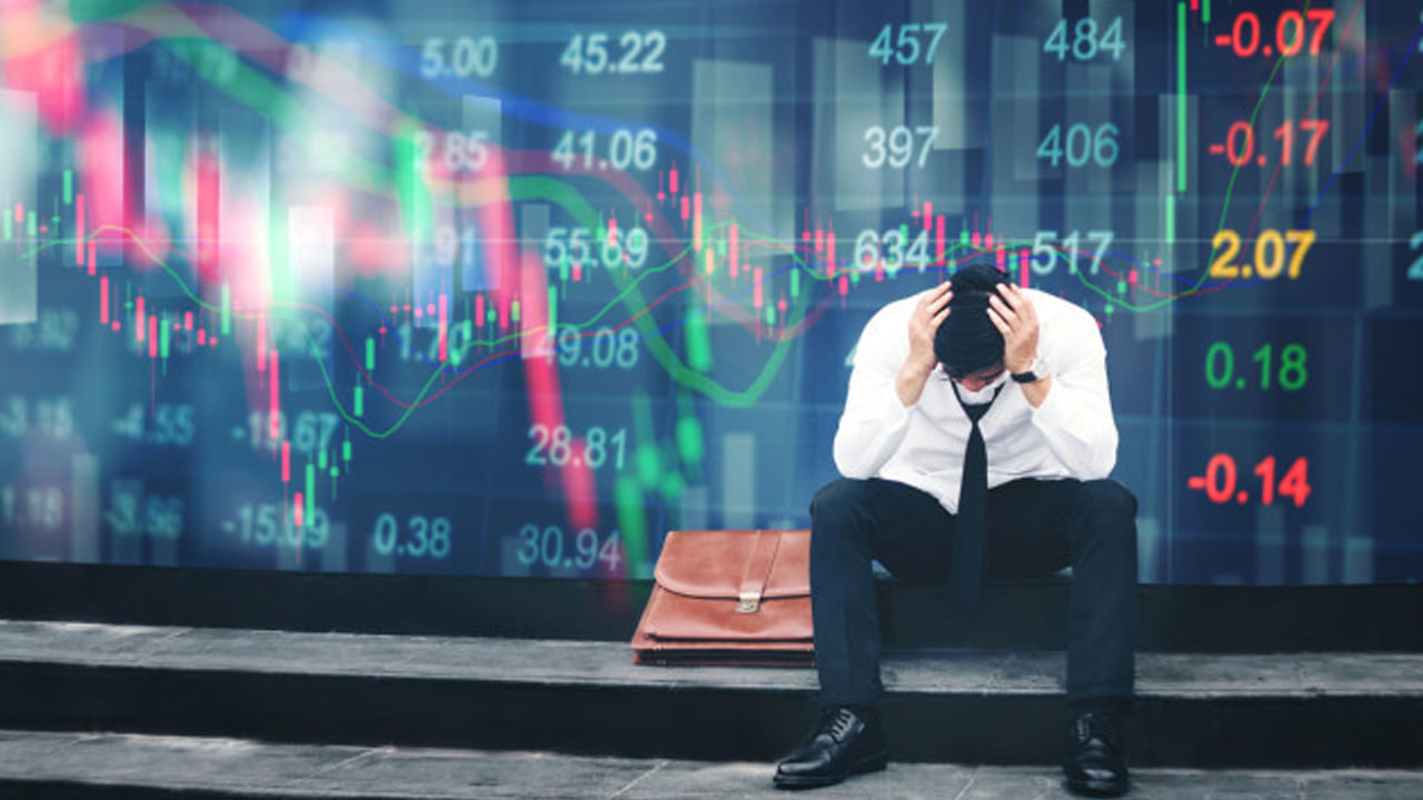 స్టాక్ మార్కెట్ నష్టాలతో మద్యానికి బానిసైయ్యాడు.. భార్య వదిలేసింది! చివరికి గదిలో పొగపెట్టుకొని..