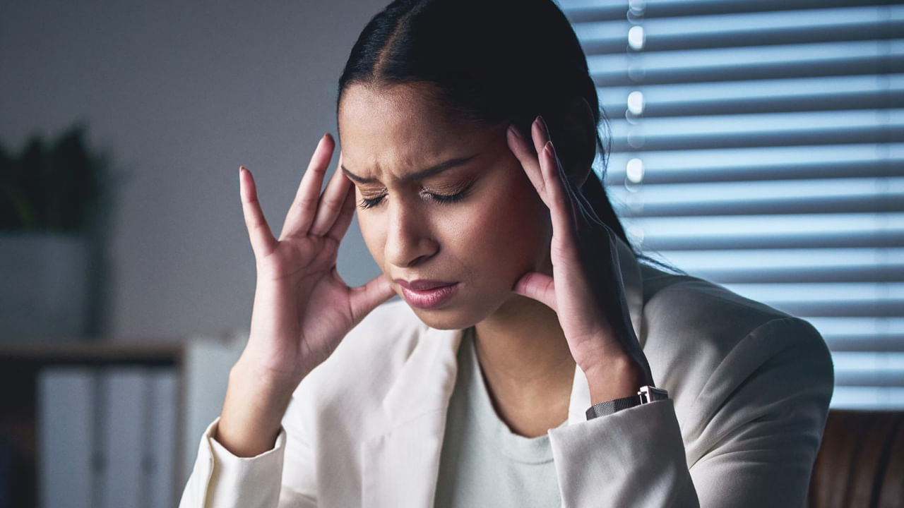 గుండెలో ఆకస్మికంగా నొప్పి వస్తుంది.. ఛాతీలో నొప్పి, బిగుతుగా ఉండటం.. ఒత్తిడి.. తీవ్రమైన నొప్పి దవడ నుంచి మెడ వరకూ పాకుతుంది. ఆకస్మిక మైకము, వికారం, శరీరం అంతా చెమటలు పట్టి చల్లగా అయిపోతుంది. ఊపిరి తీసుకోవడానికి కూడా చాలా ఇబ్బంది పడుతుంటారు. వేగవంతమైన హృదయ స్పందన, కడుపులో అసౌకర్యం లాంటి లక్షణాలు కనిపిస్తాయి.