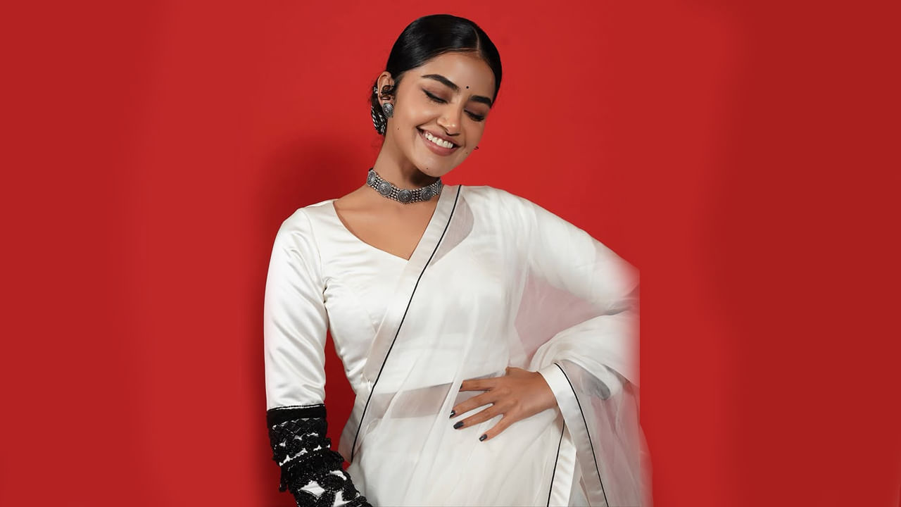 ఈ ఏడాది కోలీవుడ్ మూవీ డ్రాగన్‎లో ఆకట్టుకుంది. దీంతో పాటు  కిష్కింధపూరి, పరదా సినిమాలతో తెలుగు ప్రేక్షకుల ముందుకు వచ్చింది ఈ ముద్దుగుమ్మ. వీటిలో  కిష్కింధపూరికి మంచి రెస్పాన్స్ వచ్చింది. పరదా పర్వాలేదు అనిపించింది.  అలాగే మలయాళంలో  జానకి v/s స్టేట్ ఆఫ్ కేరళ, పెట్ డిటెక్టివ్ సినిమాలు కూడా చేసింది. తమిళంలో ఈమె హీరోయిన్‎గా నటించిన బైసన్ సినిమా ఇటీవల విడుదల అయింది. ఈ చిత్రం తమిళ్ సహా తెలుగులో కూడా మంచి విజయాన్ని అందుకుంది. లాక్డౌన్ చిత్రాల్లో నటిస్తుంది ఈ బ్యూటీ.