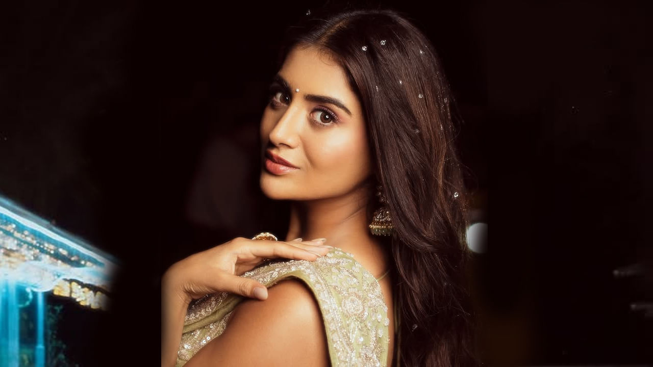 ప్రస్తుతం ఆహాలో మంచి క్రేజ్ సంపాదించిన 3 రోజెస్ వెబ్ సిరీస్‎కి కొనసాగింపుగా వస్తున్న 3 రోజెస్ సీజన్ 2లో ఓ ప్రధాన పాత్రలో కనిపించనుంది ఈ వయ్యారి భామ. ఈ సిరీస్ కోసం ప్రేక్షకులు ఎంతగానో ఎదురు చూస్తున్నారు. దీంతో పాటు  రాజ్ తరుణ్ సరసన ఓ సినిమా చేస్తుంది. అలాగే మరికొన్ని చిత్రాల్లో నటిస్తుంది. 