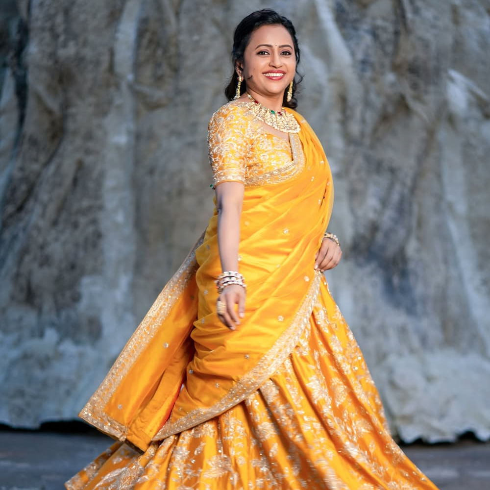 ఒకప్పుడు సినిమాలు, సీరియల్స్ చేసిన సుమ.. చాలా కాలంగా టీవీ షోలు, ఈవెంట్లకే పరిమితమైంది. నటనకు స్వస్తి చెప్పిన సుమ.. ఇప్పుడు తిరిగి సినిమాల్లోకి రీఎంట్రీ ఇస్తుంది. చివరగా 2022లో జయమ్మ పంచాయితీ సినిమాలో నటించింది. ఆ తర్వాత ఇప్పుడు ప్రేమంటే సినిమాలో కీలకపాత్ర పోషిస్తుంది. 