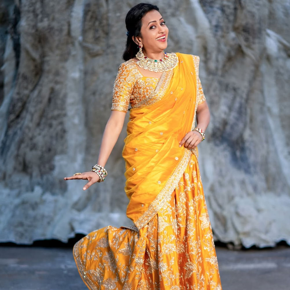 ప్రియదర్శి, ఆనంది జంటగా నటిస్తున్న ఈ సినిమాలో కానిస్టేబుల్ పాత్రలో కనిపించనుంది సుమ. తాజాగా ఈ మూవీ టీజర్ ఈవెంట్ లో పాల్గొన్న సుమ సరదాగా మాట్లాడారు. సుమ మాట్లాడుతూ.. ఎప్పుడూ మనమే ప్రోగ్రాం స్టార్ట్ చేస్తుంటాం.. కానీ ఈశారి యాంకర్ గీత నా చెక్కు కొట్టేసింది.