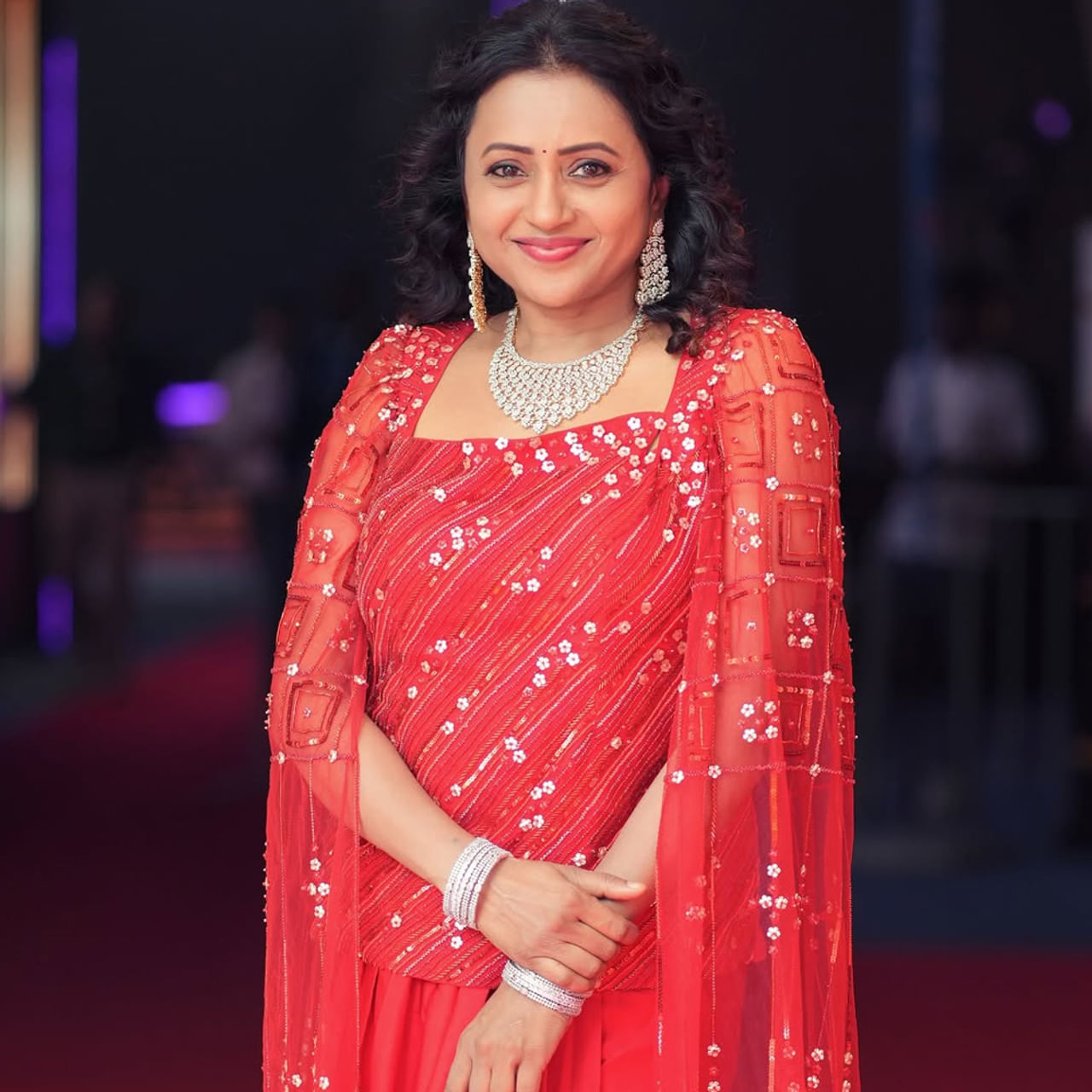 బుల్లితెరపై టాప్ యాంకర్లలో సుమ ఒకరు. సినిమా హీరోహీరోయిన్స్ కన్నా బిజీగా ఉంటుంది. ఎప్పుడు టీవీ షోలు, సినిమా ఈవెంట్స్, ప్రమోషన్ ఇంటర్వ్యూలు ఇలా ప్రతి రోజూ క్షణం తీరిక లేకుండా గడిపేస్తుంది. అయినప్పటికీ ఏమాత్రం అలసిపోయినట్లు కనిపించదు. అయితే ఇప్పుడు మరోసారి వెండితెరపై సందడి చేసేందుకు రెడీ అయ్యింది. 