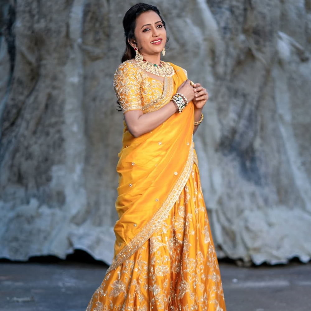 నన్ను ఇంత మోసం చేస్తారనుకోలేదు. దర్శకుడిపై కేసు పెట్టాలనుకున్నాను. కానీ కుర్రాడికింకా పెళ్లి కాలేదని వదిలేశాను. పెళ్లి చేసుకుంటే అంతకన్నా పెద్ద కేసు ఇంకోటి ఏముంటుంది. గ్లామర్ విషయానికి వస్తే.. హీరోయిన్ ఆనంది కంటే  నేనే ఎక్కువ గ్లామర్‌గా కనిపించానని చెప్తున్నారు. ఈ సినిమాలో హుక్ స్టేప్ వేశాను అంటూ సరదాగా స్పీచ్ ఇచ్చింది. 