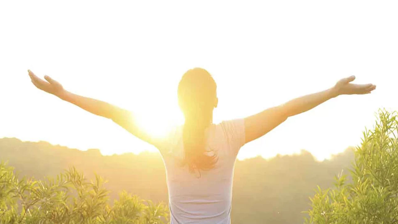 అయితే ఒక రోజంతా ఎండలో నిలబడటం మంచిది కాదు. వరుసగా మూడు రోజులు చేయాలి. అది కూడా రోజుకు 30 నిమిషాల పాటు చేయాలి. అయితే ఇక్కడ ఒక షరతు ఉంది. 