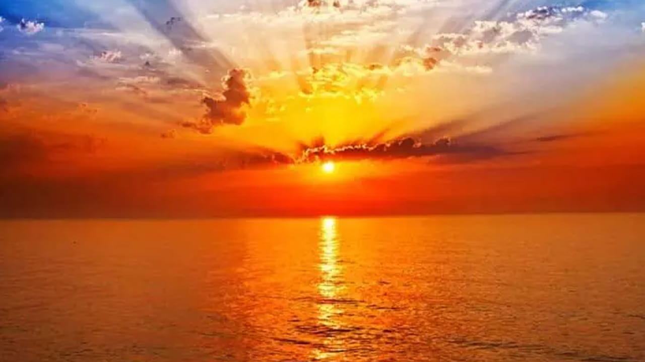 చాలా మంది సూర్యుడు మొదటగా ఉదయించే దేశం ఏదంటే జపాన్‌ అని చెబుతారు. కానీ ఇది పూర్తిగా ఖచ్చితమైనది కాదు. భూమి అనేది ఒక పెద్ద గ్రహం ఇది.. తన చుట్టూ తాను తిరుగుతూ సూర్యుడు చుట్టూ తిరుగుతుంది. అయితే ఈ భ్రమణం కారణంగా సూర్యుడు ఒక్కో సమయంలో ఒక్కో ప్రదేశంలో ఉదయిస్తాడు. అయితే తొలుత ఉదయించే ప్రాంతం విషయానికి వస్తే.. పసిఫిక్ మహాసముద్రంలో ఉన్న మిలీనియం అనే దీవితో తొలుత సూర్య కిరణాలు పడుతాయి. ఈ దీవులు కిరిబాటి అనే దేశంలో ఉంటాయి. 