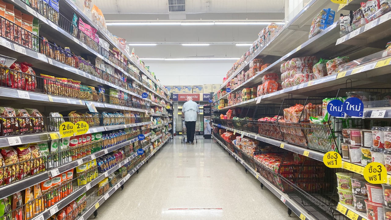 ఇలా కిరాణ స్టోర్స్కు వెళ్లడం ద్వారా కేవలం వారికి కావలసిన సరుకులు మాత్రమే కొంటున్నారు. ఇలా చేయడం ద్వారా వాళ్లకు భారీగా డబ్బు ఆదా అవుతుంది. అదే కాకుండా పెద్ద పెద్ద సూపర్ మార్కెట్లకు వెళ్తే.. అక్కడ కనిపించే కొన్ని వస్తువులకు ఆకర్షితులై అవి తమకు పెద్దగా అవసరం లేకపోయినా వాటిని కొంటున్నారు. దీని వల్ల అక్కడ భారీగా డబ్బును అనవసరంగా ఖర్చు పెడుతున్నారు.