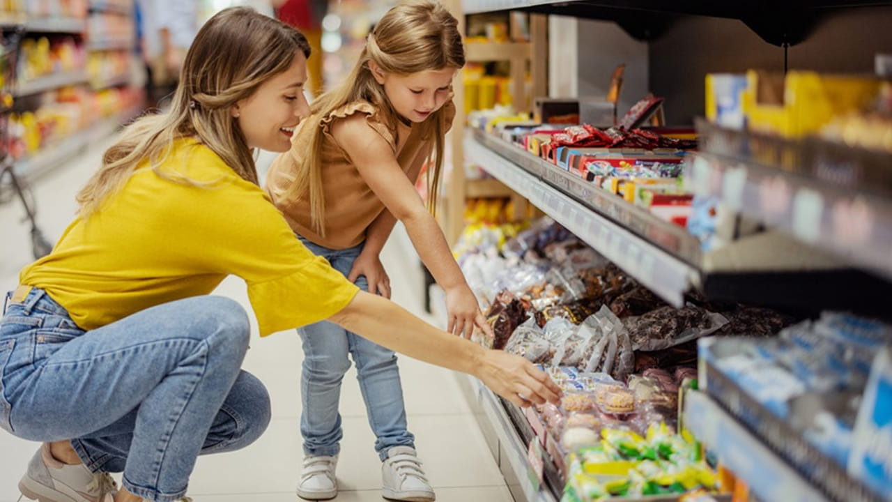 ఈ రోజుల చాలా మంది ఇంట్లోని నెలవారి సరుకులు కొనేందుకు పెద్ద పెద్ద సూపర్ మార్కెట్లకు వెళ్తున్నారు. ఎందుకంటే అక్కడ ఆఫర్స్ ఉంటాయి. తక్కువ ధరకు సరుకులు లభిస్తాయని.. కానీ చాలా మందికి తెలియని విషయం ఏంటంటే.. అక్కడ ఆఫర్స్ ఉన్నప్పటికీ.. ట్యాక్స్, జీఎస్టీ అని బిల్ కౌంటర్కు వచ్చే సరికి రేట్లు వాచిపోతాయ్.