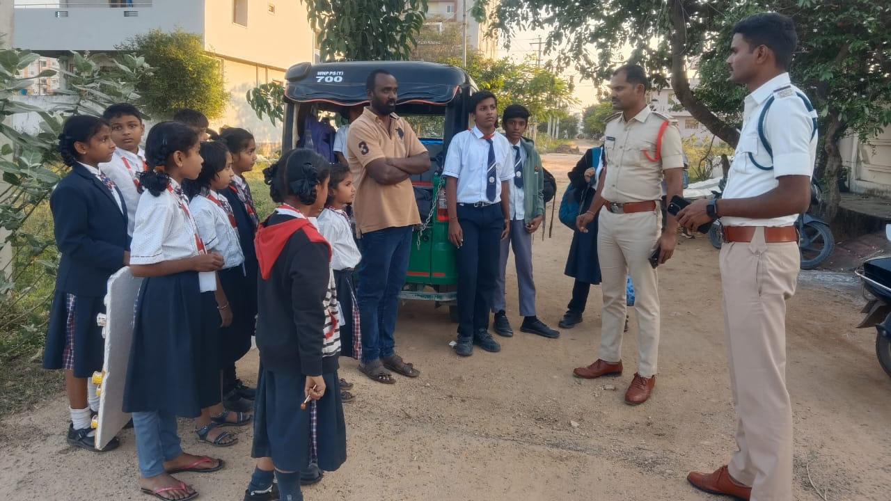 Telangana: సడన్గా ఓ ఆటోను ఆపిన పోలీసులు.. ఒక్కొక్కరిని దింపి విద్యార్ధులను లెక్కపెట్టగా.. అయ్యబాబోయ్.!