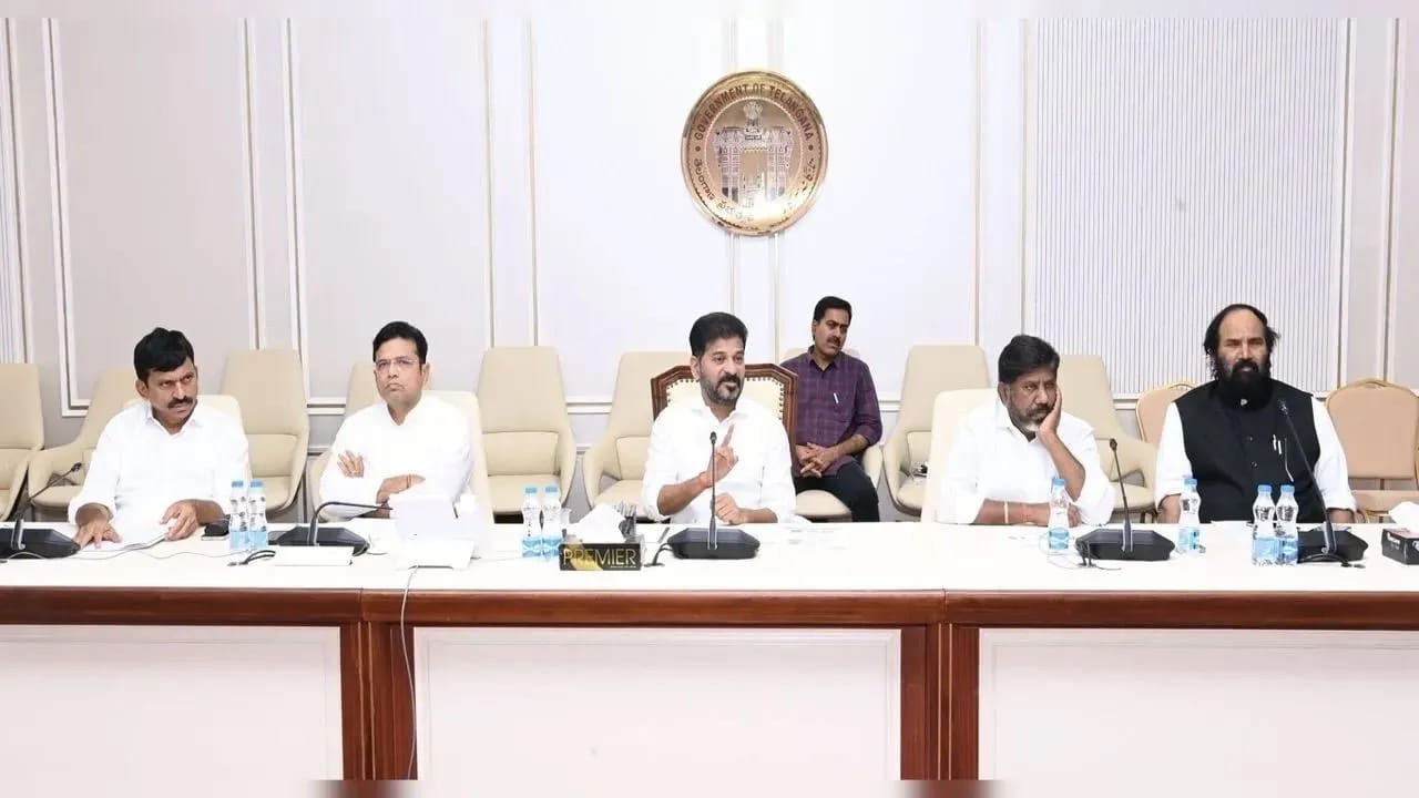 Telangana: ఉద్యోగులు, పెన్షనర్లకు రేవంత్ సర్కార్ పండుగలాంటి వార్త.. రూ. 10 లక్షల అదనపు బెనిఫిట్.!