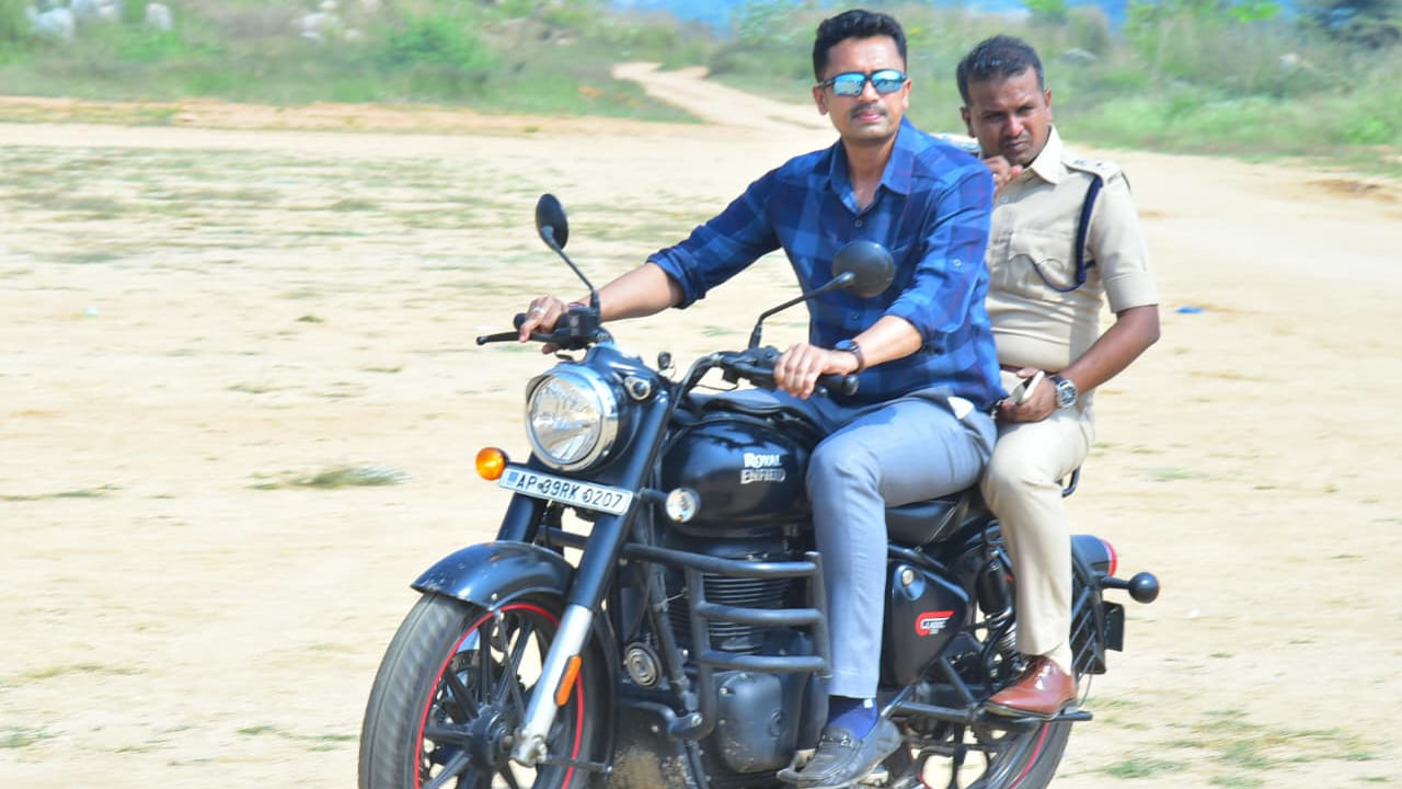 Andhra: సభ్య సమాజానికి ఏం మెసేజ్ ఇస్తున్నారు సర్.? ఆ ఇద్దరు వ్యక్తులు ఎవరో తెలిస్తే షాకే