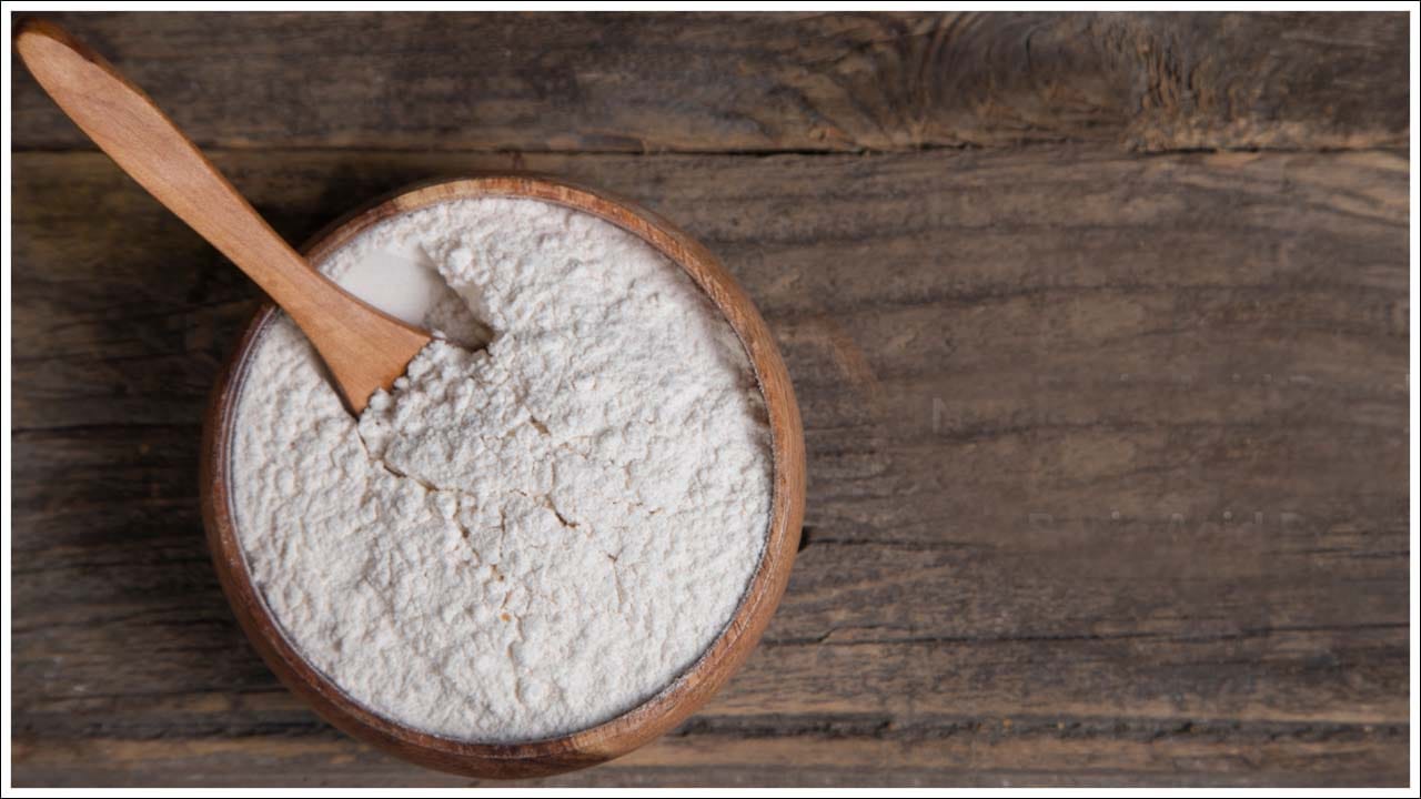 బోరిక్ పౌడర్: బోరిక్ పౌడర్ మార్కెట్లోని ఏ మెడికల్ స్టోర్లోనైనా సులభంగా లభిస్తుంది. అది అంత ఖరీదైనది కూడా కాదు. వేడి నీటిలో కలిపి ద్రావణం తయారు చేసి, దానికి ఉప్పు వేసి, చెదపురుగులు ఉన్న ప్రదేశాలలో పోయాలి. మీరు ఇలా మూడు నుండి నాలుగు సార్లు చెదలు ఉన్న చోట వేస్తే చెదపురుగులు తొలగిపోతాయి.