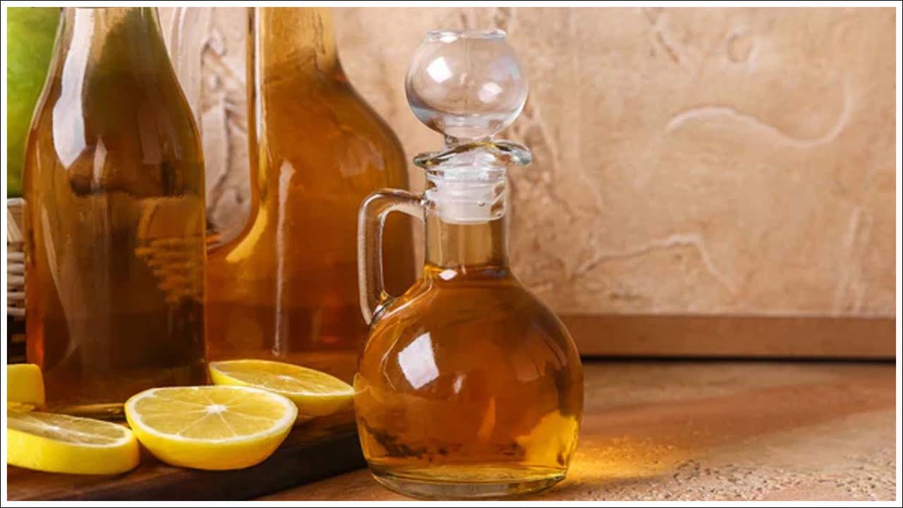 వెనిగర్, నిమ్మరసం: చెదపురుగులను తొలగించడానికి తెల్ల వెనిగర్, నిమ్మరసం కలిపి దానికి బేకింగ్ సోడా కలపండి. దానిని స్ప్రే బాటిల్లో నింపి చెదపురుగులు ఉన్న చోట పిచికారీ చేస్తూ ఉండండి. కనీసం ప్రతి మూడు రోజులకు ఒకసారి పిచికారీ చేయండి. మీరు దీన్ని 4 నుండి 5 సార్లు చేయాలి.