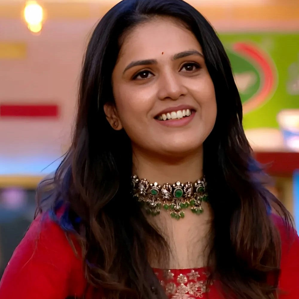 తనూజ గౌడ.. అలియాస్ తనూజ పుట్టస్వామి.. ఇప్పుడు ఈ పేరు రెండు తెలుగు రాష్ట్రాల్లో మారుమోగుతుంది. ఒకప్పుడు ముద్ద మందారం సీరియల్ ద్వారా విపరీతమైన ఫాలోయింగ్ సంపాదించుకున్న ఈ అమ్మడు.. చాలా కాలం తర్వాత ఇప్పుడు బిగ్ బాస్ సీజన్ 9తో మరోసారి తెలుగు అడియన్స్ ముందుకు వచ్చింది. 