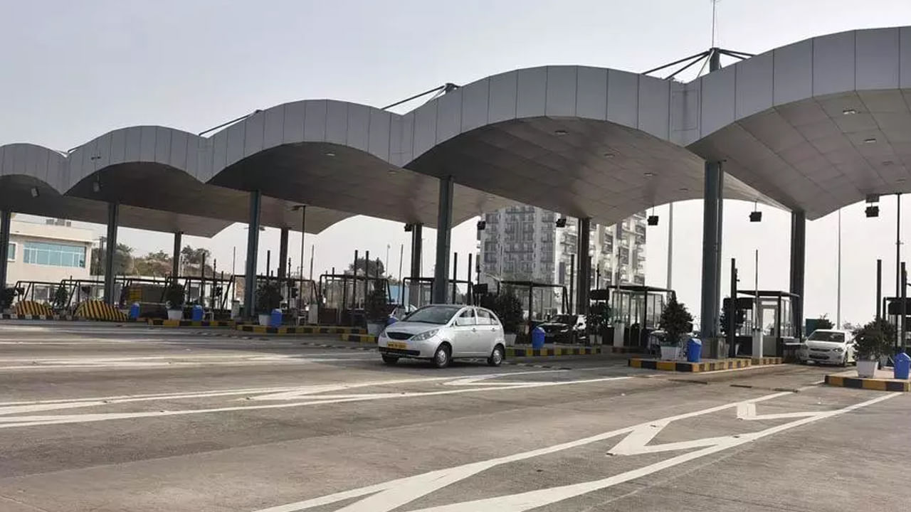 అంతేకాకుడా మన దేశంలో చాలా మంది మధ్యతరగతి వారు ద్విచక్ర వాహనాలను ఎక్కువగా వినియోగిస్తారు. ఈ వాహనాలపై టోల్ పన్ను విధించడం వల్ల లక్షలాది మంది రోజువారీ ప్రయాణికులపై అదనపు ఆర్థిక భారం పడుతుంది. మరోకారణం ఏంటంటే దేశంలో ద్విచక్రవాహనాలు ఎక్కువగా ఉంటాయి. వీటిన టోల్కోసం హైవైపై ఆపడం వల్ల ఎక్కువ ట్రాఫిక్ జామ్ ఏర్పడుతుంది. అలాగే టోల్ తీసుకునేందుకు ఎక్కువ సమయం పడుతుంది.