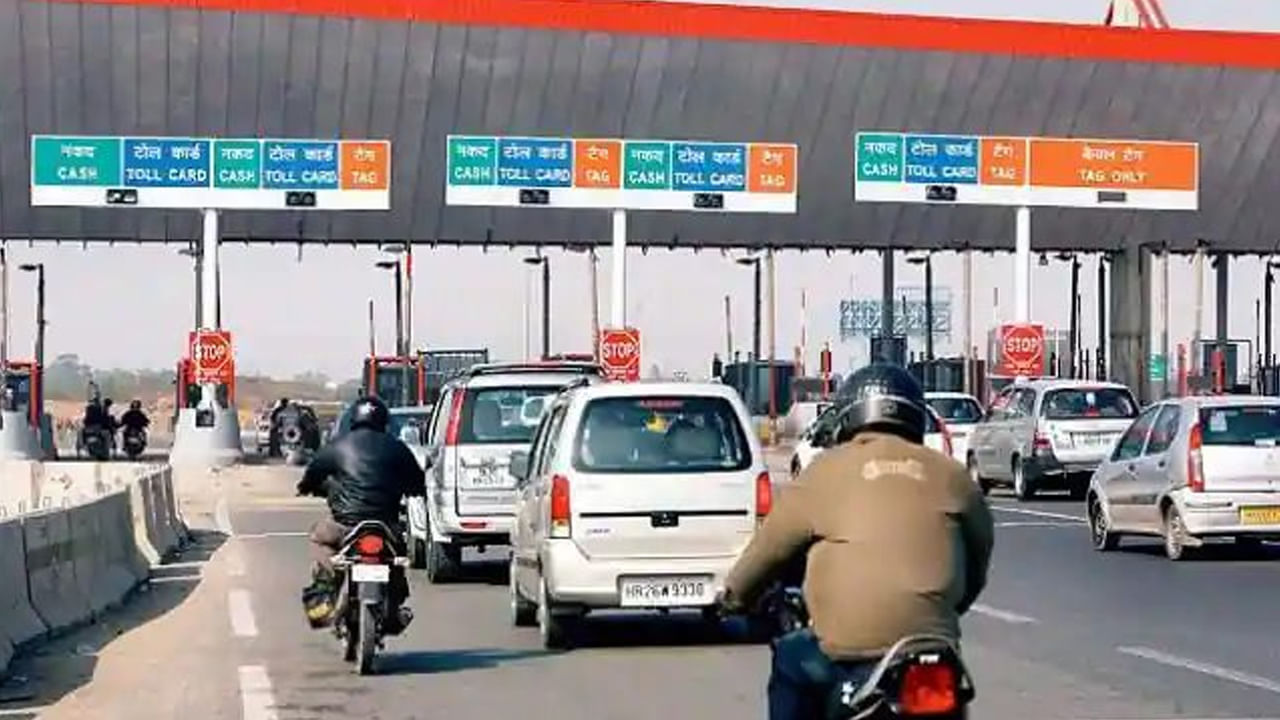 వీటికి పన్ను మినహాయింపు ఎందుకంటే ద్విచక్ర వాహనాలు చాలా తేలికగా ఉంటాయి. అలాగే తక్కువ స్థలాన్ని తీసుకుంటాయి, అంతేకాకుండా ఇవి ట్రక్కులు, బస్సులు, కార్లు, లారీలు వంటి భారీ వాహనాల వలె రోడ్డుకు ఎక్కువ నష్టం కలిగించవు. అందుకే ప్రభుత్వం వాటి నుండి టోల్ వసూలు చేయదు.