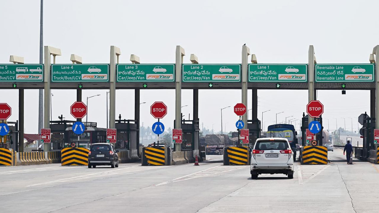 భారతదేశంలో ట్రక్కులు, లారీలు, బస్సులు వంటి భారీ వాహనాలతో పొల్చుతే ద్విచక్ర వాహనాలకు టోల్ పన్ను నుండి పూర్తిగా మినహాయింపు ఉంది. భారత జాతీయ రహదారుల టోల్ నియమాలు, 2008 లోని నియమం 4(4) ప్రకారం, ద్విచక్ర వాహనాలు, మూడు చక్రాల వాహనాలకు టోల్ పన్ను నుండి పూర్తిగా మినహాయింపు ఉంది.