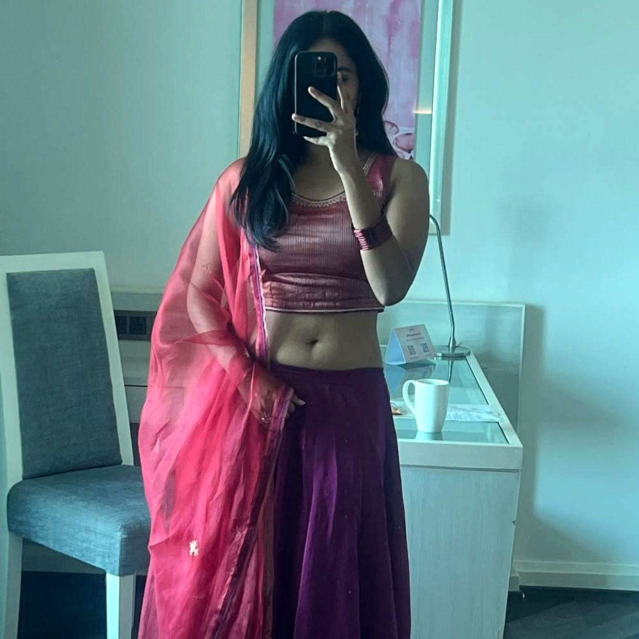 హీరోయిన్స్ తమ అందాలతో ప్రేక్షకులను కవ్విస్తూ ఉంటారు. రోజు రోజుకు అందాన్ని మరింత పెంచుకుంటూ అభిమానులను ఆకట్టుకుంటూ ఉంటారు. అయితే కొంతమంది హీరోయిన్స్ చిన్ననాటి ఫోటోలు చూస్తే షాక్ అవ్వాల్సిందే. అప్పటికి ఇప్పటికీ ఇంత మార్పా అని నోరెళ్లబెట్టాల్సిందే.. చిన్నప్పుడు యావరేజ్ గా ఉన్న భామలు చాలా మంది ఇప్పుడు ఎక్స్ ట్రా ఆర్డనరీ బ్యూటీస్ గా మారిపోయారు.