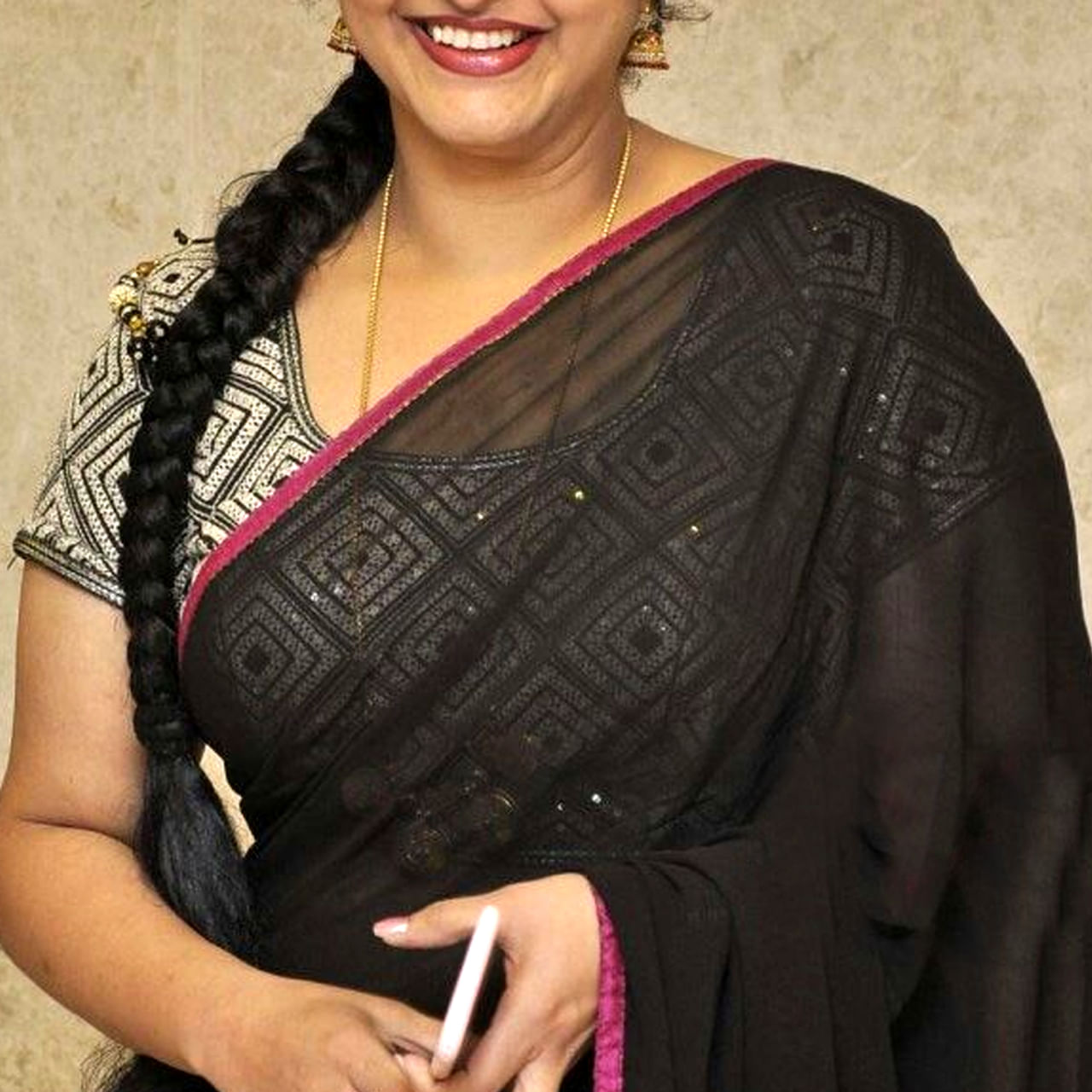 చాలా మంది హీరోయిన్స్ వ్యాపారవేత్తలను, లేదా స్పోర్ట్స్ పర్సన్స్‌ను పెళ్లిచేసుకుంటుంటారు. కానీ కొంతమంది మాత్రం సినిమా వాళ్లనే పెళ్లిళ్లు చేసుకుంటున్నారు. ఈ మధ్య కాలంలో చాలా మంది హీరోయిన్స్ హీరోలను ప్రేమించి పెళ్లి చేసుకుంటున్నారు. టాలీవుడ్, బాలీవుడ్ , కోలీవుడ్ ఇలా అన్ని భాషల్లో హీరోయిన్స్ దర్శకులను, హీరోలను పెళ్లి చేసుకున్నారు.