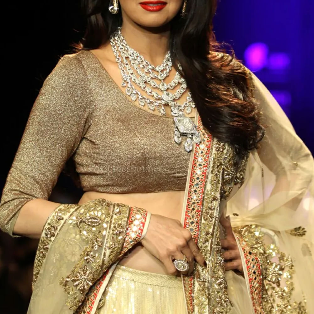 ఆ హీరోయిన్ ఎవరో కాదు అతిలోక సుందరి శ్రీదేవి. తెలుగు, తమిళ్, హిందీ భాషల్లో స్టార్ హీరోయిన్ గా నటించింది. ఇంతకూ ఆమె ఎవరంటే.. బాహుబలి సినిమాలో శివగామి రోల్ కోసం ముందుగా శ్రీదేవి సంప్రదించారట రాజమౌళి. శ్రీదేవి ఆ పాత్ర చేస్తే సినిమాకు మరింత వెయిట్ వస్తుందని భావించాడట జక్కన్న.