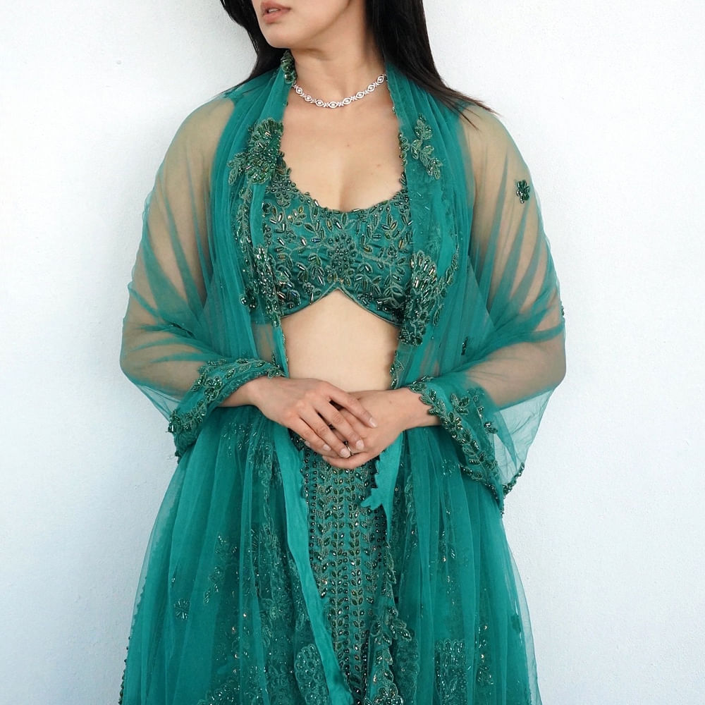 దాంతో అభిమానులు ఈ ముద్దుగుమ్మల కోసం సోషల్ మీడియాలో గాలిస్తున్నారు. ఇప్పుడు ఓ చిన్నదాని కోసం నెటిజన్స్ గూగుల్ లో తెగ గాలిస్తున్నారు. ఇంతకూ ఆ భామ ఎవరో తెలుసా.? తెలుగులో ఈ బ్యూటీ చేసింది ఎనిమిది సినిమాలు కానీ హిట్ అయ్యింది మాత్రం ఒకే ఒక్క సినిమా.