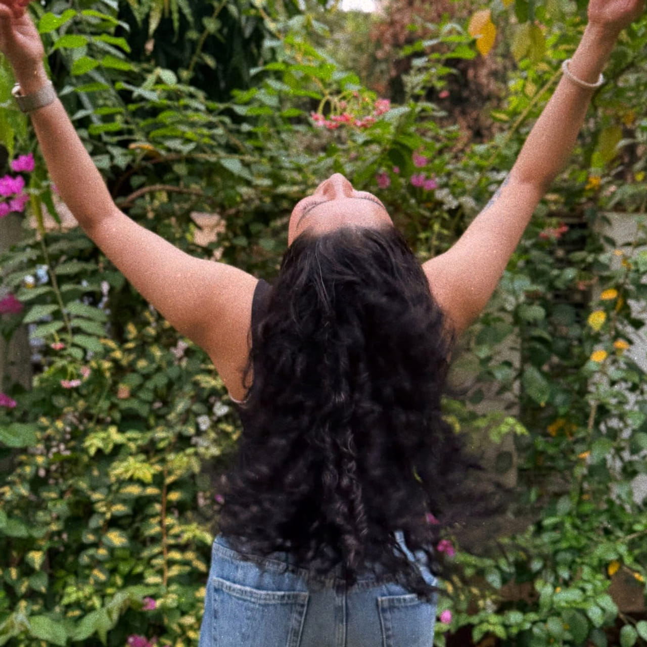 సినీ సెలబ్రెటీలు కేవలం నటనలోనే కాదు.. తమ ప్రతిభను ఇతర రంగాల్లోనూ కనబరుస్తూ ఉంటారు.. కొంతమంది స్పోర్ట్స్ లో మరికొంతమంది పెయింటింగ్, ఇంకొంతమంది రేసింగ్ ఇలా రాణిస్తూ దూసుకుపోతున్నారు. ముఖ్యంగా హీరోయిన్స్.. మనదగ్గర ఉన్న హీరోయిన్స్ లో చాలా మంది మల్టీ టాలెంటడ్ ముద్దుగుమ్మలు ఉన్నారు వారిలో పై ఫొటోలో కనిపిస్తున్న నటి ఒకరు. తన అందంతో అభినయంతో ప్రేక్షకులను మెప్పించే ఈ చిన్నది.