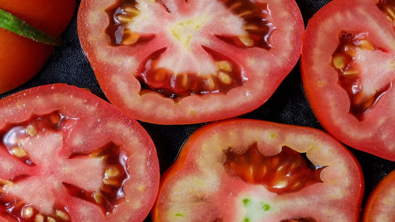 టమోటా విత్తనాలలో లైకోపీన్, బీటా-కెరోటిన్ వంటి యాంటీఆక్సిడెంట్లు ఉంటాయి. ఇవి కణాలను దెబ్బతినకుండా కాపాడతాయి. విత్తనాలలోని పోషకాలు రక్తాన్ని పలుచగా చేయడంలో సహాయపడతాయి. ఇది రక్త ప్రసరణను మెరుగుపరుస్తుంది.