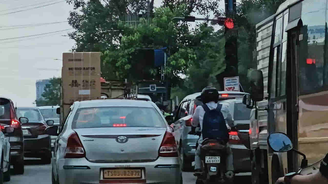 Driving Tips: పెట్రోల్ సేవ్ చేద్దామని సిగ్నల్స్ దగ్గర బండి ఆపేస్తున్నారా..? ఇవి తెలుసుకోకపోతే నష్టపోతారు