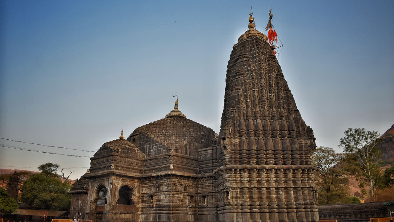 త్రయంబకేశ్వర్ ఆలయం, మహారాష్ట్ర: కాల సర్ప దోష నివారణలకు ఇది అత్యంత ప్రసిద్ధ ఆలయాలలో ఒకటి. ఇది శివుడికి అంకితం చేయబడిన పురాతన ఆలయం. సర్ప దోష పూజను జ్ఞానవంతులైన గురువుల సహాయంతో ఇక్కడ నిర్వహిస్తారు. ఇది మహారాష్ట్రలో నాసిక్‎లో ఉంది.