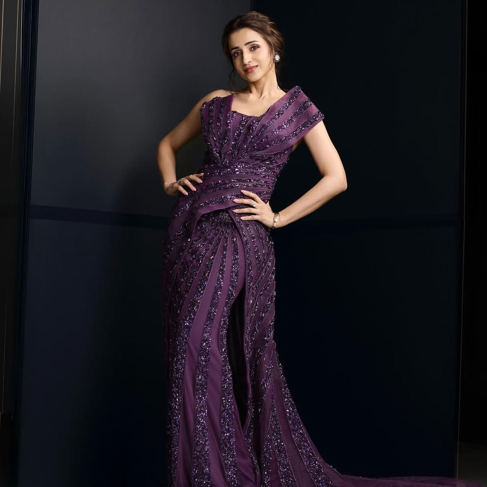 ప్రస్తుతం త్రిష చేసిన కామెంట్స్ నెట్టింట వైరలవుతుండగా.. మరోసారి త్రిష పెళ్లి న్యూస్ తెరపైకి వచ్చింది. ప్రస్తుతం ఆమె మెగాస్టార్ చిరంజీవి జోడీగా విశ్వంభర చిత్రంలో నటిస్తుంది. దాదాపు రూ.150 కోట్లతో నిర్మిస్తున్న ఈ చిత్రానికి దర్శకుడు వశిష్ట దర్శకత్వం వహిస్తున్నారు.