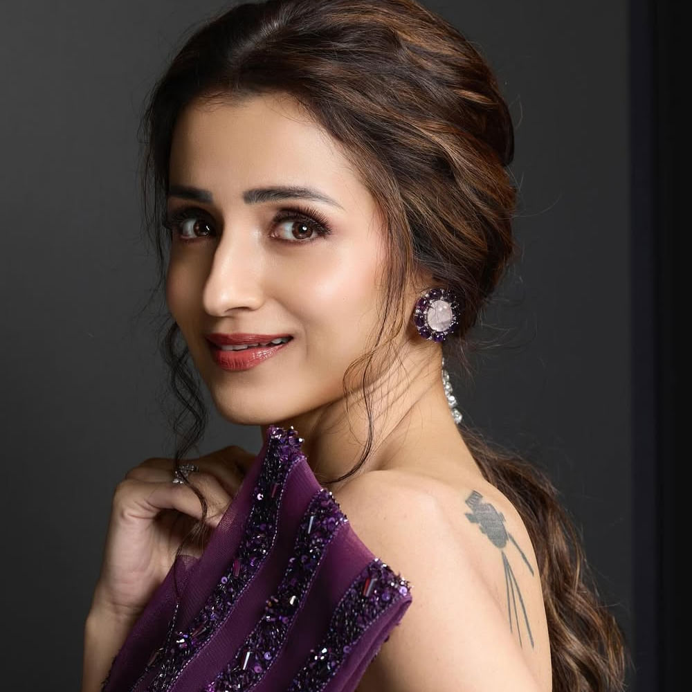 దీంతో త్రిష ఆగ్రహం వ్యక్తం చేశారు. ‘నేను ఎవరితో ఫోటోలు దిగితే వారిని పెళ్లి చేసుకున్నట్టేనా. ఇంకా ఎంతమందితో నా పెళ్లి చేస్తారు. స్నేహితులతో దిగిన ఫోటోలను చూపించి పెళ్లి వార్తలు రాస్తున్నారు. అలాంటి వారిని చూస్తుంటే నాకు అసహ్యం వేస్తుంది. ఇకనైనా ఫేక్ న్యూస్ రాయడం ఆపేయండి” అని ఫైర్ అయ్యారు.