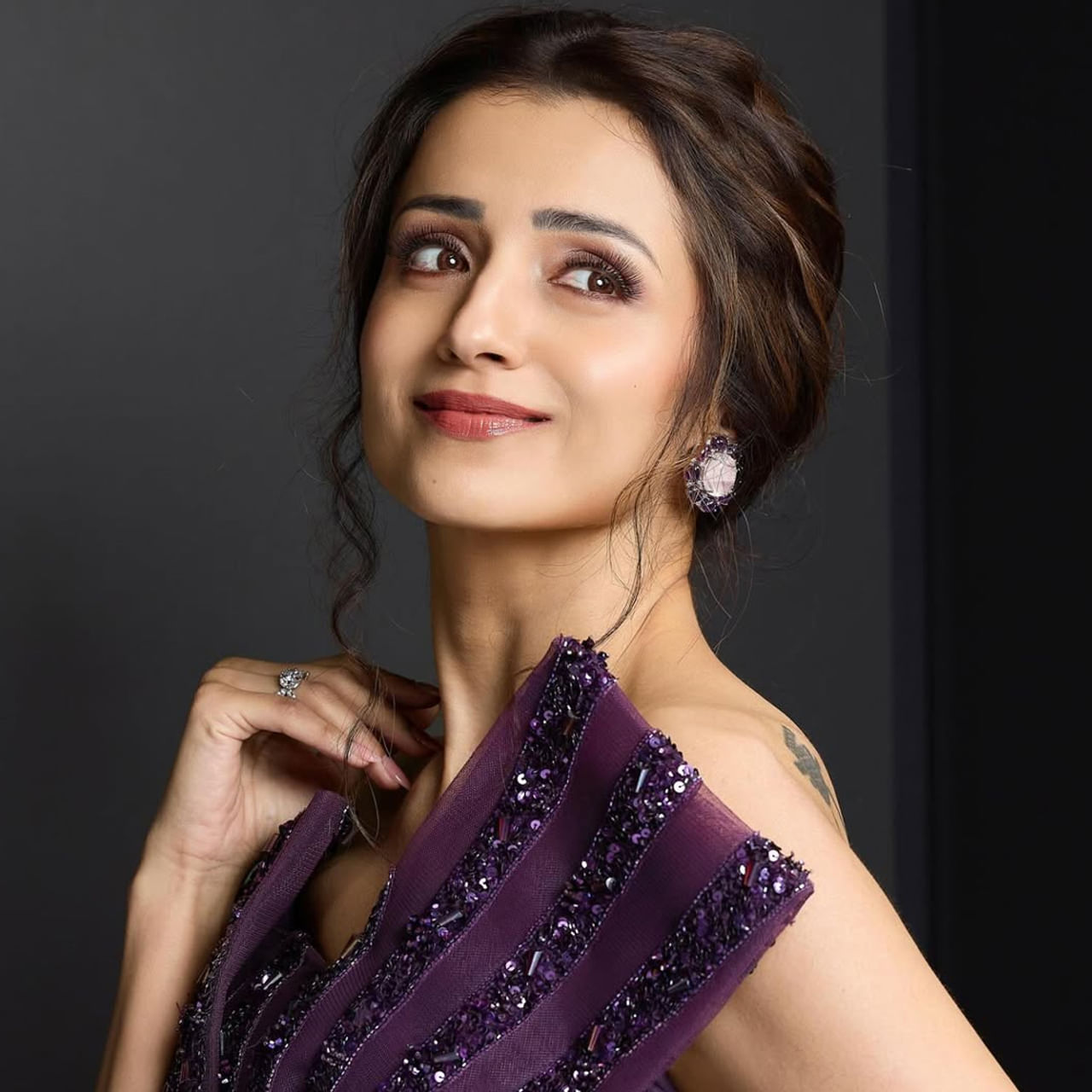 హీరోయిన్ త్రిష గురించి చెప్పక్కర్లేదు. దాదాపు 20 ఏళ్లుగా సినీరంగంలో చక్రం తిప్పుతుంది. తెలుగు, తమిళం భాషలలో ఇప్పటికీ బ్యాక్ టూ బ్యాక్ చిత్రాల్లో నటిస్తూ 42 ఏళ్ల వయసులోనూ కుర్ర హీరోయిన్లకు పోటీ ఇస్తుంది. తాజాగా ఈ బ్యూటీ అసహనానికి గురైంది.