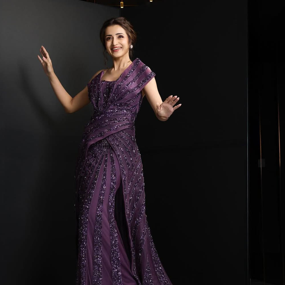 అలాగే దాదాపు 42 ఏళ్ల వయసులోనూ ఏమాత్రం తరగని అందంతో మెస్మరైజ్ చేస్తుంది త్రిష. నిత్యం సోషల్ మీడియాలో క్రేజీ ఫోటోస్ షేర్ చేస్తూ కట్టిపడేస్తుంది. కొన్నాళ్లుగా త్రిష పెళ్లి వార్తలు చక్కర్లు కొడుతుండగా.. ఇప్పటికే ఎన్నోసార్లు ఆ రూమర్స్ ఖండించింది.