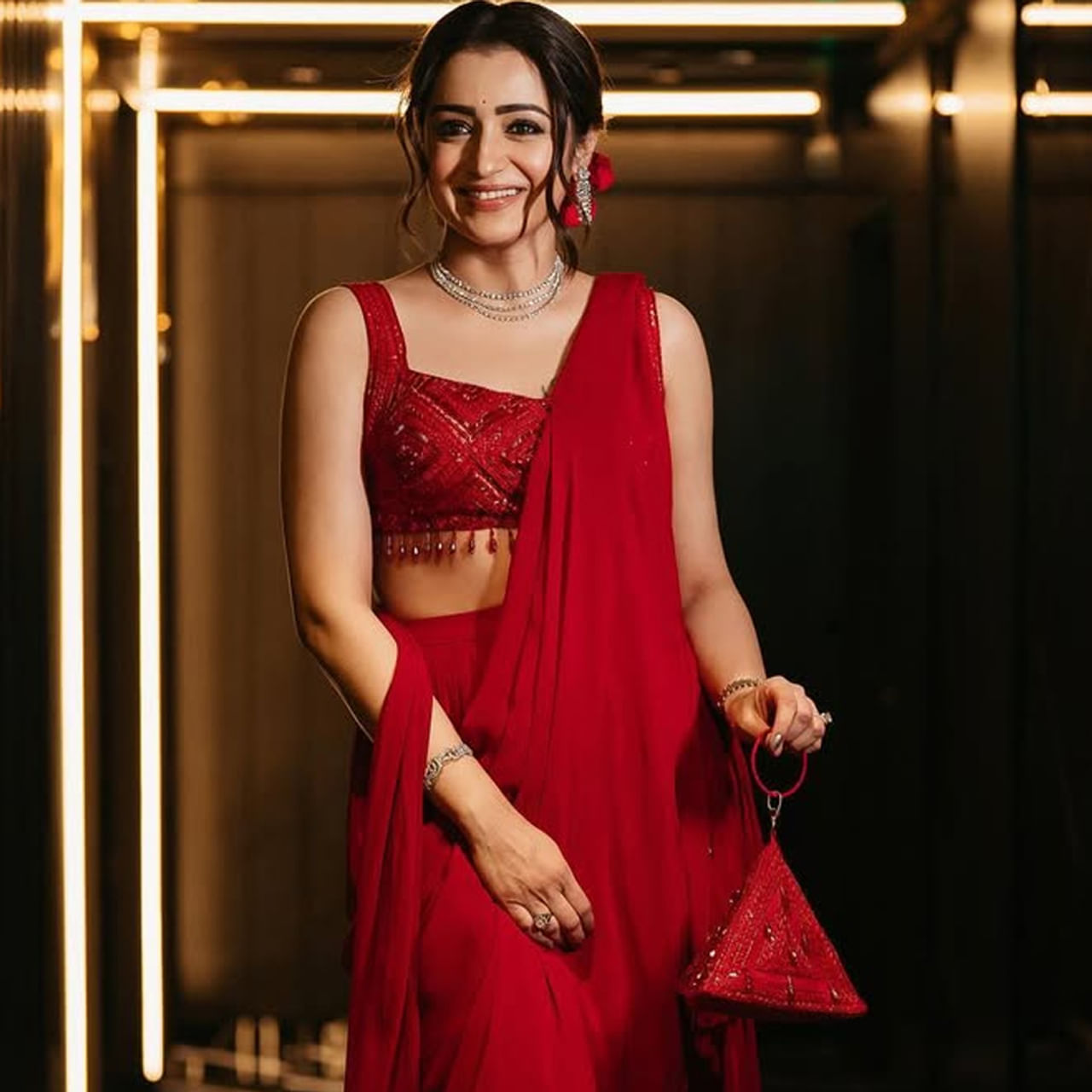 స్టార్ హీరోయిన్ త్రిష గురించి ప్రత్యేకంగా చెప్పక్కర్లేదు. గత 20 ఏళ్లుగా దక్షిణాదిలో వరుస సినిమాలతో అగ్ర కథానాయికగా చక్రం తిప్పుతుంది. తెలుగు, తమిళం భాషలలో బ్యాక్ టూ బ్యాక్ సినిమాలతో అలరిస్తుంది. ఇప్పుడు తెలుగులో చిరంజీవి జోడిగా విశ్వంభర చిత్రంలో నటిస్తుంది.