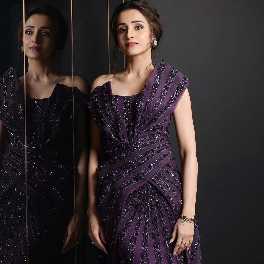 తనపై వస్తున్న తప్పుడు కథనాలపై మండిపడింది. ఇప్పుడు ఆమె చేసిన కామెంట్స్ నెట్టింట వైరల్ గా మారాయి. గత కొన్ని రోజులుగా సోషల్ మీడియాలో త్రిష పెళ్లి గురించి అనేక రూమర్స్ హల్చల్ చేస్తున్నాయి. అలాగే ఆమెకు సంబంధించిన పర్సనల్ ఫోటోస్ సైతం షేర్ చేస్తున్నారు.