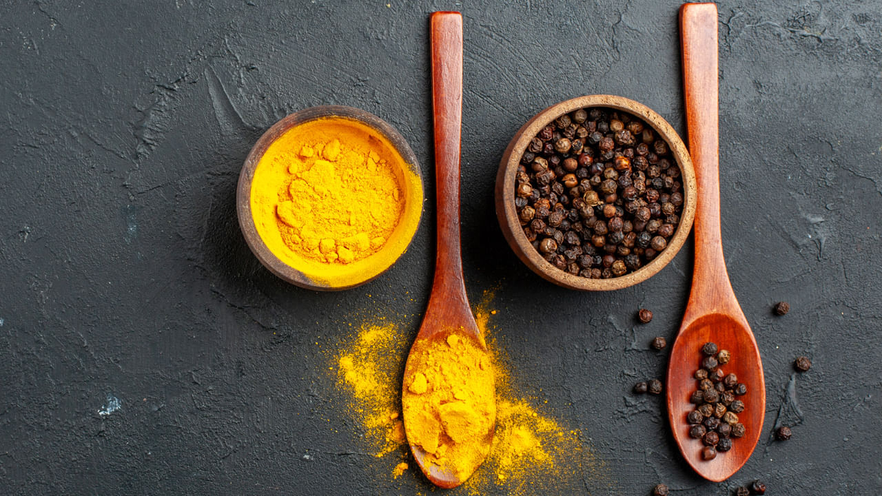 వాపు నుండి ఉపశమనం: కర్కుమిన్, పైపెరిన్ రెండూ శక్తివంతమైన సహజ యాంటీఆక్సిడెంట్, యాంటీ ఇన్ఫ్లమేటరీ లక్షణాలను కలిగి ఉంటాయి. ఈ రెండూ కలిసి శరీరంలో దీర్ఘకాలిక వాపుకు కారణమయ్యే కారకాలను నిరోధించగలవు. ఈ డ్రింక్ తీసుకోవడం వల్ల శరీరంలో వాపు, నొప్పి, అసౌకర్యాన్ని తగ్గించడంలో సహాయపడుతుంది.