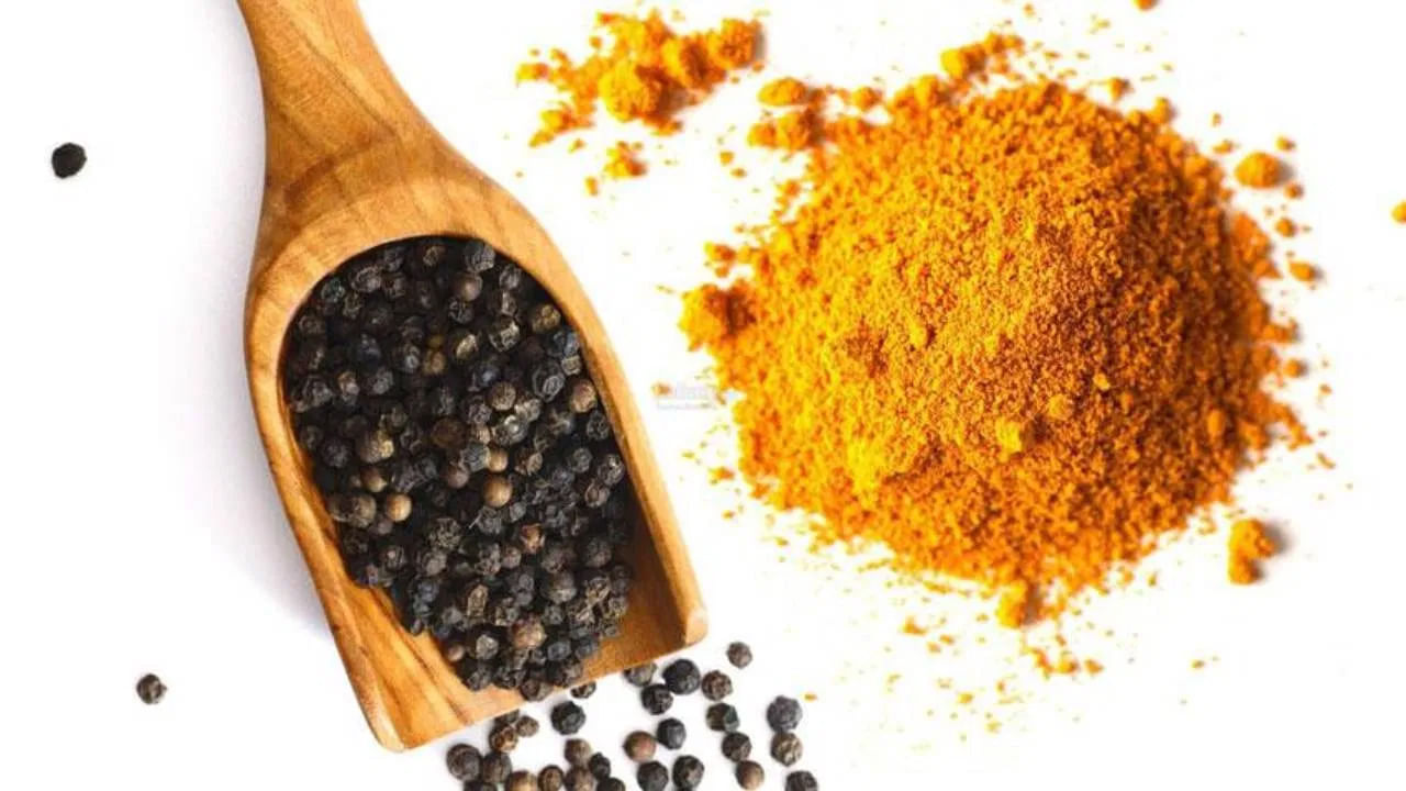 మెదడు పనితీరు పెంపు: పసుపులో ఉండే కర్కుమిన్ ఒక అద్భుతమైన సమ్మేళనం. ఇది మెదడు నుండి ఉత్పన్నమైన న్యూరోట్రోఫిన్ స్థాయిలను పెంచుతుంది. ఈ ప్రోటీన్ మెదడు కొత్త నాడీ కణాలు, కనెక్షన్లను ఏర్పరచడంలో సహాయపడుతుంది. ఈ కలయిక జ్ఞాపకశక్తిని, మానసిక స్థితిని మెరుగుపరచడానికి, వయస్సు సంబంధిత అభిజ్ఞా నష్టం నుండి రక్షించడానికి సహాయపడుతుంది.