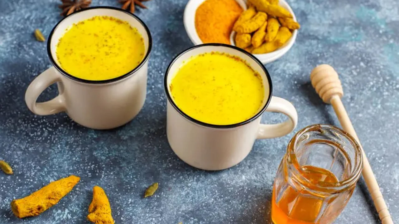 పసుపు పాలు ప్రతి రోజూ క్రమం తప్పకుండా తాగడం వలన ఇది శరీరాన్ని లోపలి నుంచి డీటాక్స్ చేస్తుంది. అంతే కాకుండా కాలేయాన్ని శుభ్రపరిచి, కాలేయ పనితీరును మెరుగు పరుస్తుంది. అందుకే క్రమం తప్పకుండా పసుపు పాలు తాగడం ఆరోగ్యానికి చాలా మంచిదంట.